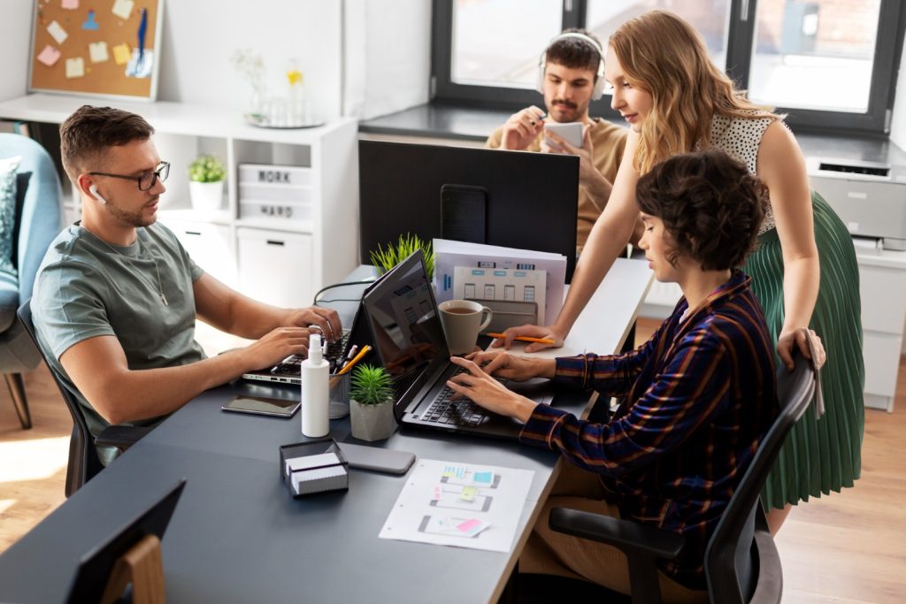 Réunion d'équipe business avec ordinateurs portables et graphiques de croissance