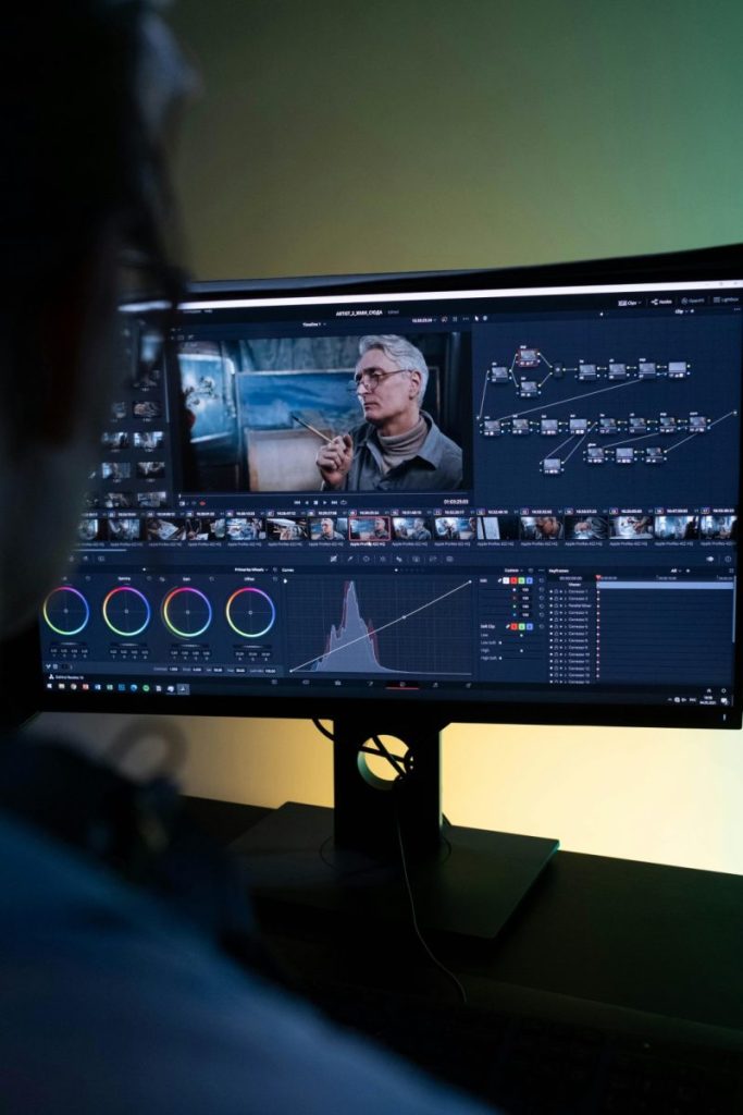 Monteur professionnel  travaillant sur DaVinci Resolve pour montage vidéo professionnel