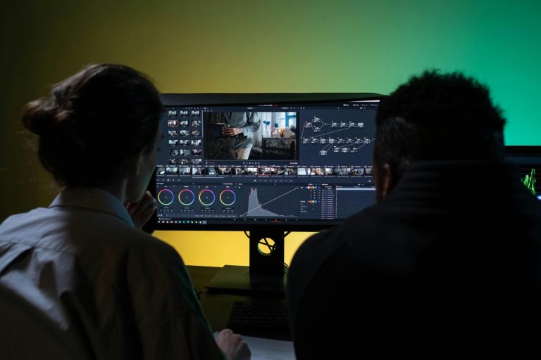 Équipe WebNyxt travaillant sur DaVinci Resolve pour montage vidéo professionnel